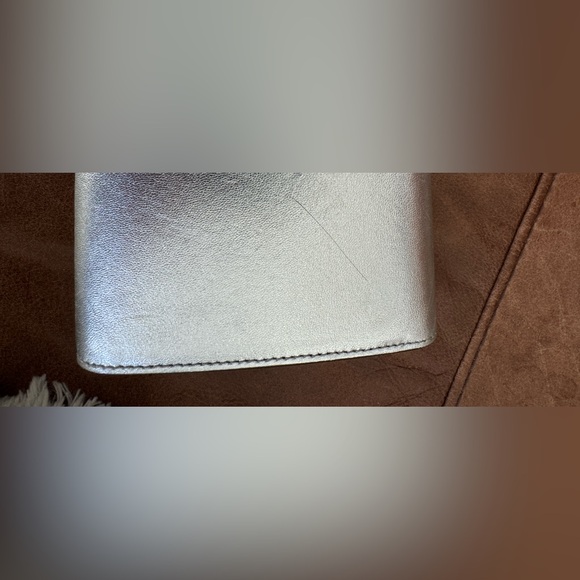 Gucci silver evening clutch. Leather with Pearl accent gold hardware - Picture 7 of 11